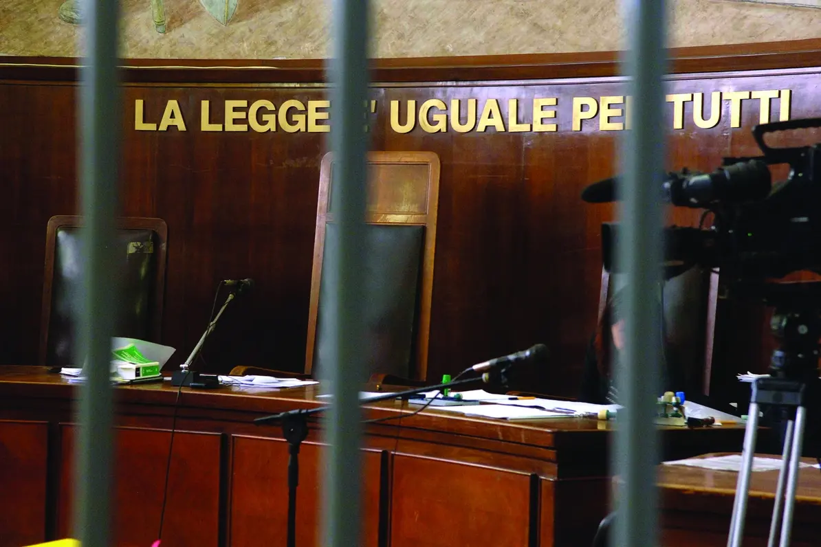 AVVOCATO AVVOCATI PUBBLICO MINISTERO TOGA TOGHE AULA TRIBUNALE LA LEGGE E UGUALE PER TUTTI