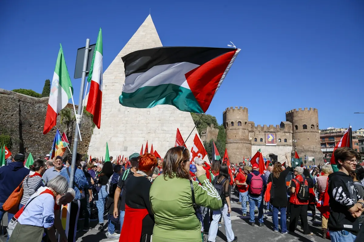 MANIFESTAZIONE NAZIONALE CONTRO IL GENOCIDIO A GAZA, MANIFESTANTI, BANDIERE, CORTEO , IMAGOECONOMICA