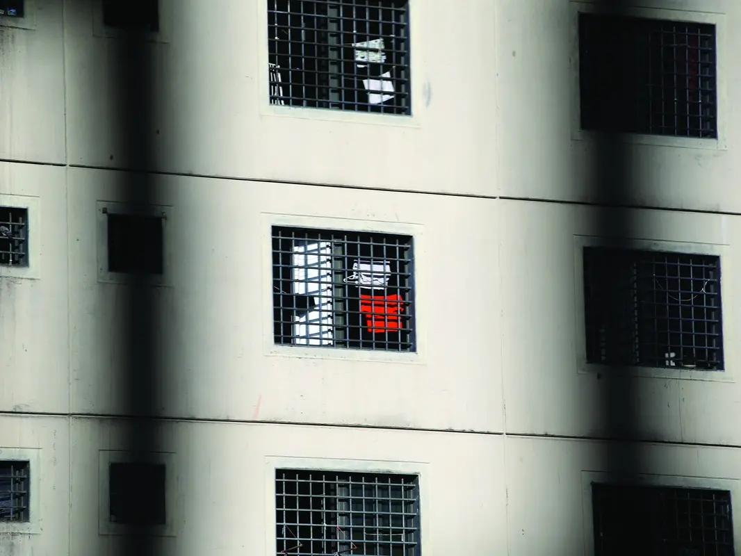 Il governo rilancia il “Piano carceri”, ma è smentito dai numeri. E dall’ennesimo suicidio