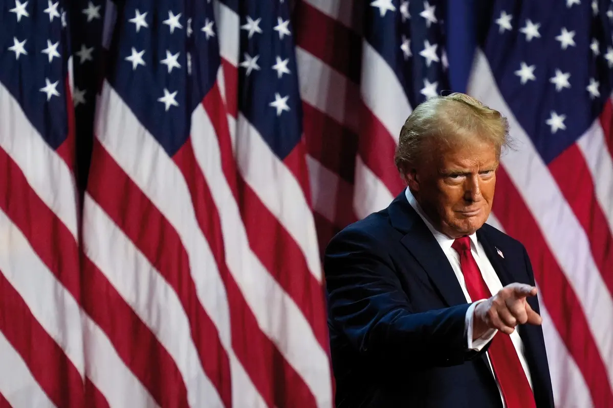 Republican presidential nominee former President Donald Trump points to the crowd at an election night watch party, Wednesday, Nov. 6, 2024, in West Palm Beach, Fla. (AP Photo/Julia Demaree Nikhinson) Associated Press / LaPresse Only italy and Spain , APN