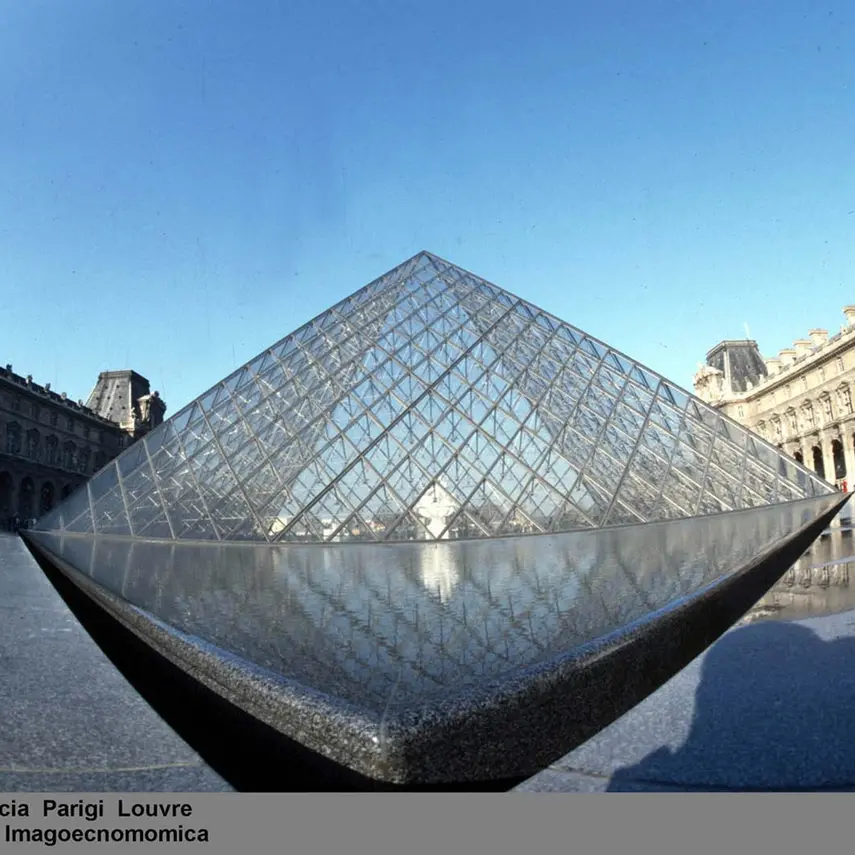 Furto da 88 milioni al Louvre, cinque arresti: i gioielli non si trovano