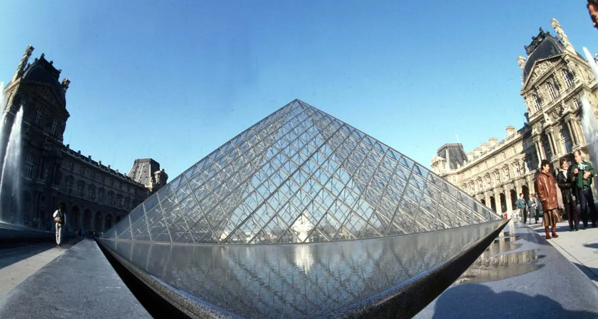 Furto da 88 milioni al Louvre, cinque arresti: i gioielli non si trovano