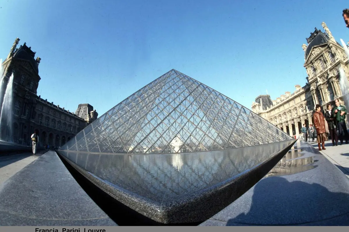 Francia Parigi Louvre Monumenti Esterni