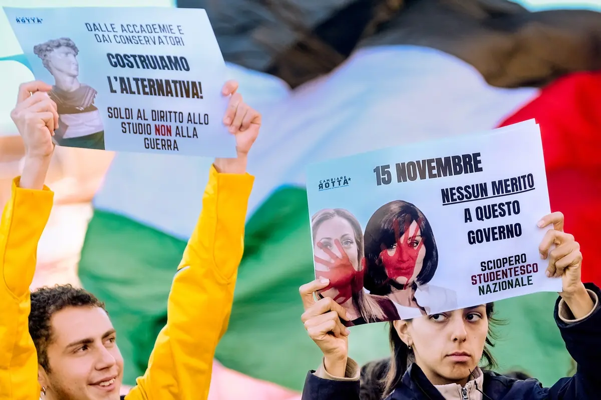 Cartelli conto la presidente del Consiglio Giorgia Meloni e Anna Maria Bernini Ministro dell&#x2019;Universit&#xe0; e Ricerca alla manifestazione &#x2018; No Meloni Day&#x2019; indetta dalle organizzazioni studentesche di sinistra. Roma, Venerd&#xec; 15 Novembre 2024 (foto Mauro Scrobogna / LaPresse) Signs against Prime Minister Giorgia Meloni and Anna Maria Bernini Minister of University and Research at the &#x2018;No Meloni Day&#x2019; demonstration called by left-wing student organizations. Rome, Friday November 15, 2024. (Photo by Mauro Scrobogna / LaPresse)