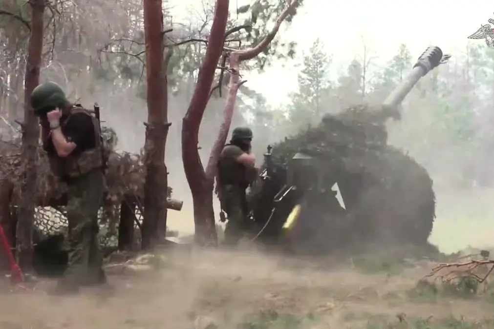 Soldati russi sparano da un obice D-30 verso posizioni ucraine in una localit\\u00E0 sconosciuta in Ucraina , APN