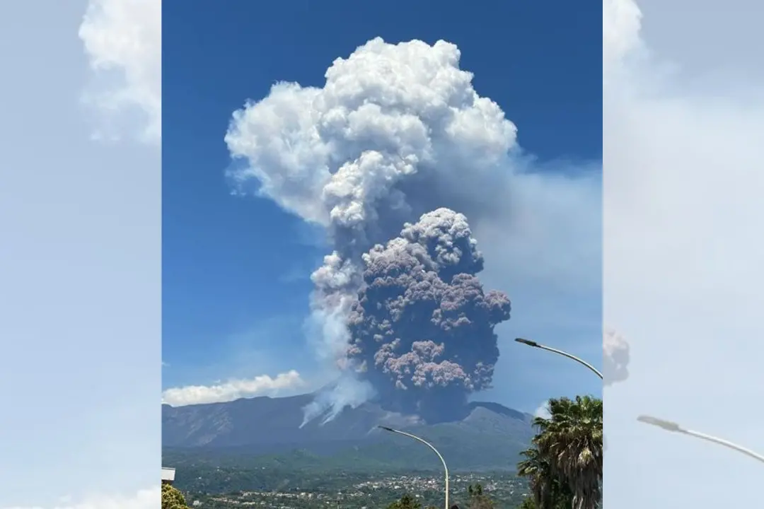 Dal cratere di Sud-Est fontane di lava, flussi piroclastici e una nube visibile da chilometri. Il tremore vulcanico \\u00E8 elevato.