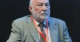 Il sociologo De Masi: «Hanno scaricato Grillo per trasformarsi in partito»