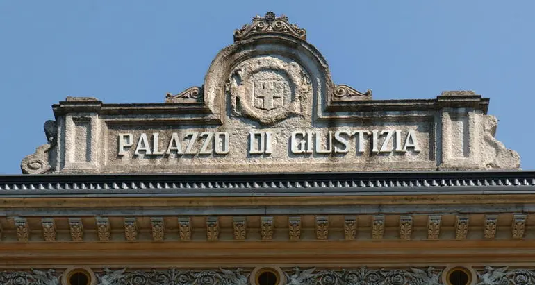 Due gemelli affidati a coppia gay, entrambi sono padri