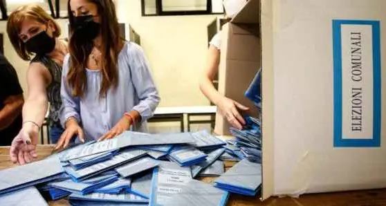 Ballottaggi: seggi aperti per eleggere 65 sindaci