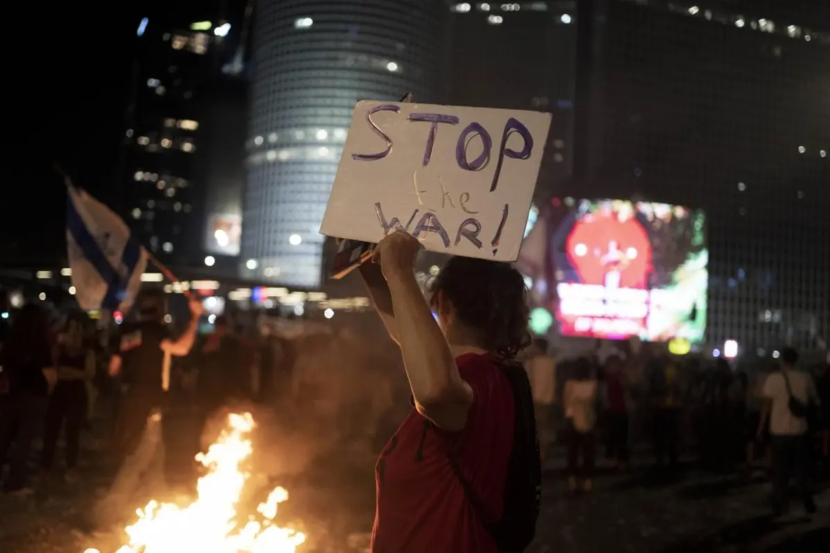 Un manifestante sta accanto a un fal\\u00F2 durante una manifestazione contro il governo del primo ministro israeliano Benjamin Netanyahu