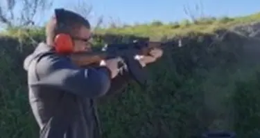 Il grillino Vignaroli spara col kalashnikov e posta il video su Facebook. Scoppia la polemica