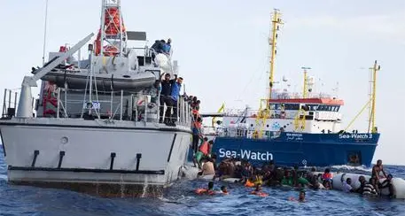 Oltre 50 i migranti affogati nella battaglia tra libici e Ong