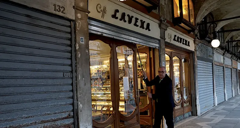 I ristoratori a un passo dal fallimento consegnano le chiavi dei locali ai sindaci
