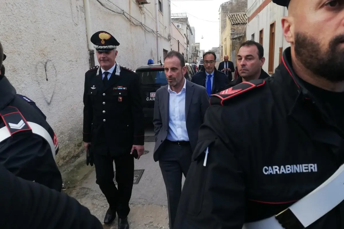 I carabinieri del Ris e il procuratore aggiunto di Palermo Paolo Guido nel secondo covo di Matteo Messina Denaro