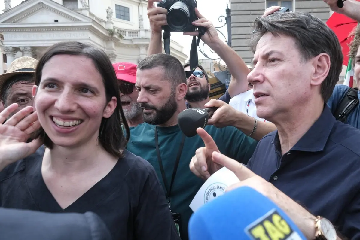 Elly Schlein insieme a Giuseppe Conte