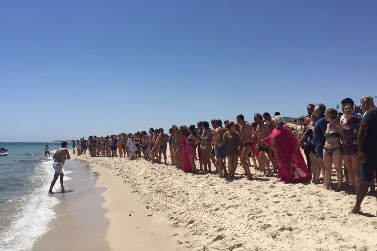 Il tuffo collettivo a Sousse degli avvocati tunisini, italiani e di altri Paesi del Mediterraneo: il gesto simbolico \\u00E8 stato compiuto stamattina, davanti all\\'Hotel Imperial, nella localit\\u00E0 tunisina attaccata nel 2015 dai terroristi [Foto: Loredana Bruno]