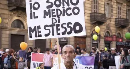 La scienza sconfigge i no vax, ma qualcuno di loro è al governo...