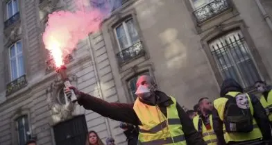 Scontri e fumogeni, i \"gilet gialli\" assediano l'Eliseo