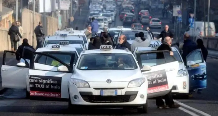 La sindaca Raggi scende in piazza con i tassisti romani