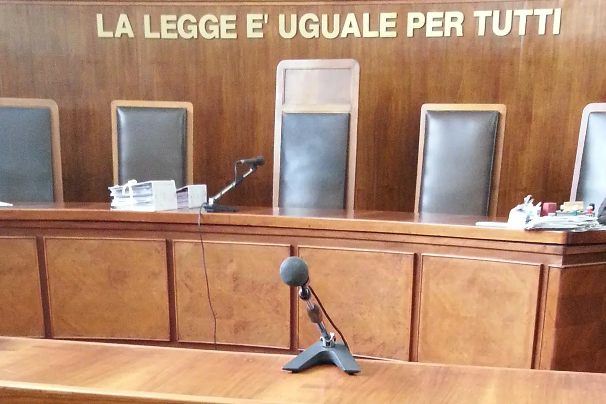 PALAZZO DI GIUSTIZIA, AULA DI TRIBUNALE VUOTA SCRITTA LA \" LEGGE E UGUALE PER TUTTI \" TOGHE DI AVVOCATI APPOGGIATI SUI BANCHI DEL TRIBUNALE (MAURUIZIO MAULE, MILANO - 2013-03-15) p.s. la foto e\\' utilizzabile nel rispetto del contesto in cui e\\' stata scattata, e senza intento diffamatorio del decoro delle persone rappresentate , FOTOGRAMMA