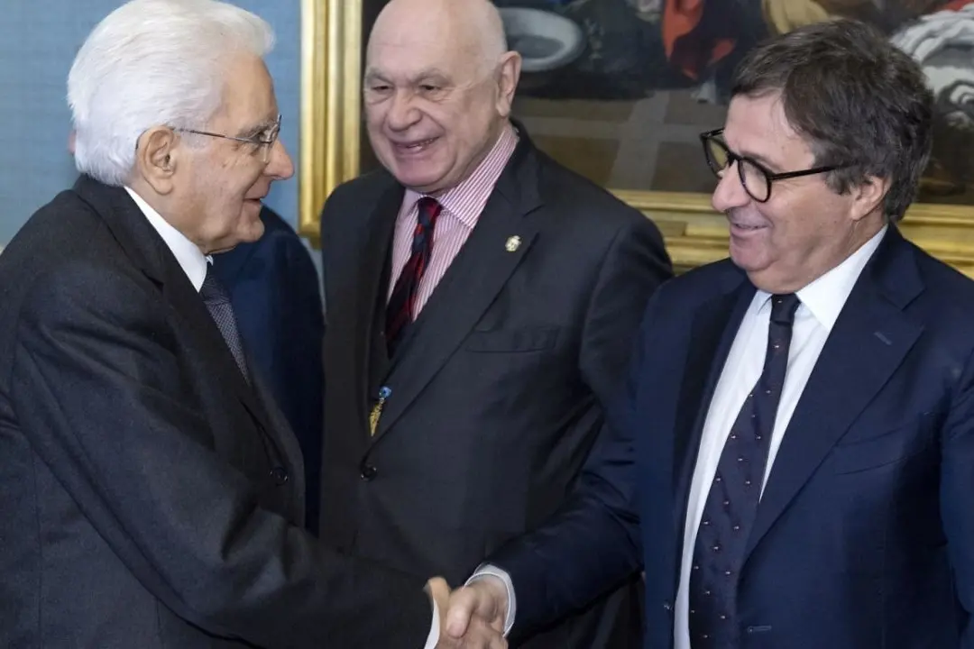 Il presidente della Repubblica Sergio Mattarella stringe la mano al vicepresidente uscente del Csm David Ermini, alla presenza di un sorridente Carlo Nordio, ministro della Giustizia (foto Quirinale)