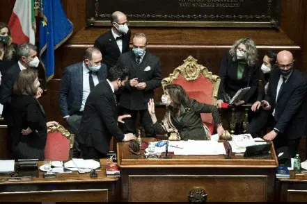 Voto di fiducia, bagarre al Senato