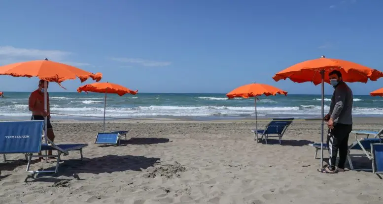 Con le nuove norme sulle distanze in spiaggia, dalla canicola si salvano solo i terrapiattisti...