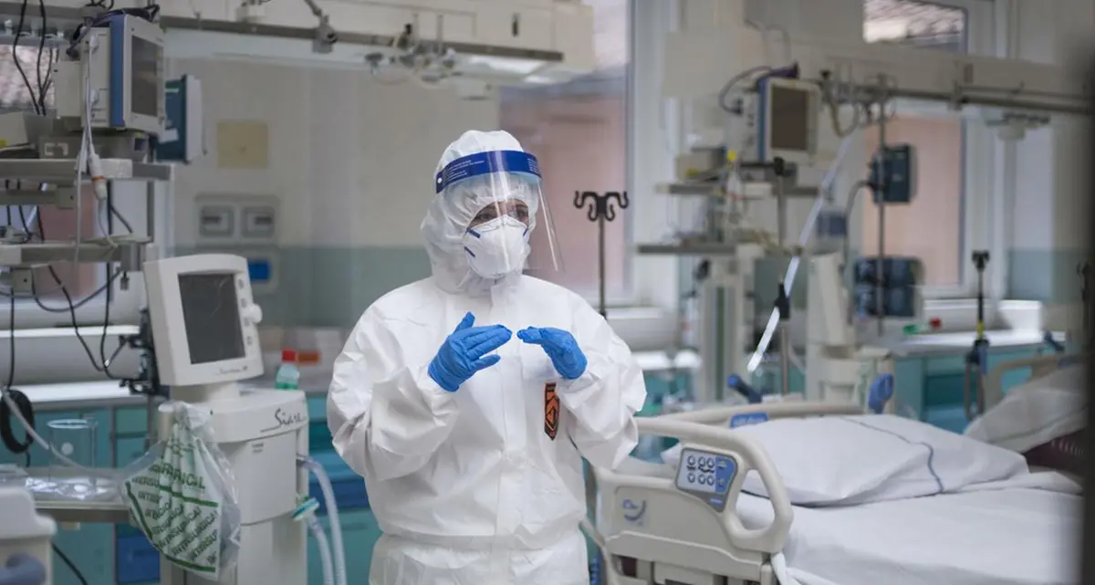 Calano ancora i contagi, ma è stabile il numero dei decessi: 323 vittime nelle ultime 24 ore