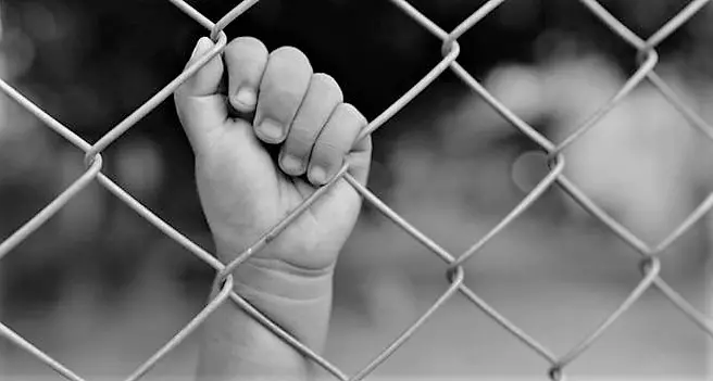 La bambina ha un anno, è malata ma per i giudici deve restare in carcere