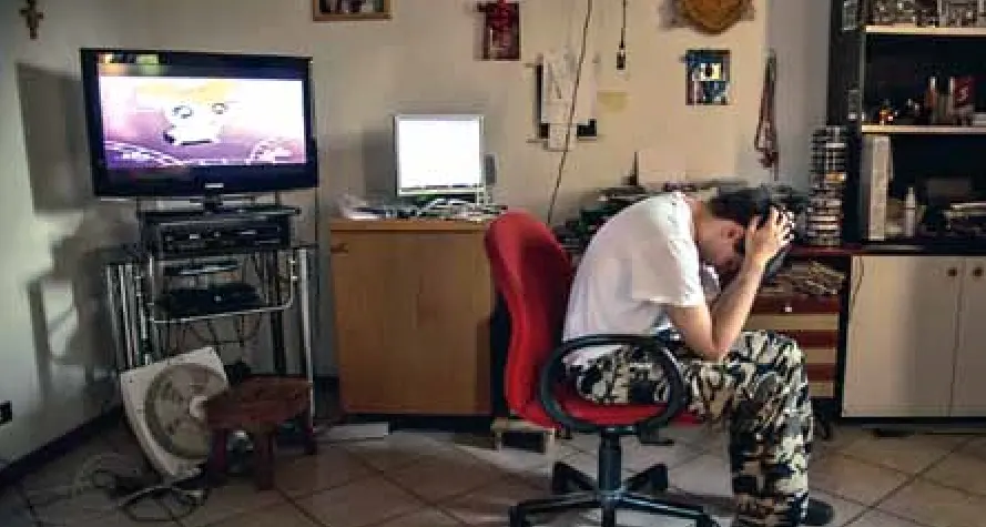 Malattia da virus: la sindrome Hikikomori. Giovane, sempre in casa, autoisolato nei social