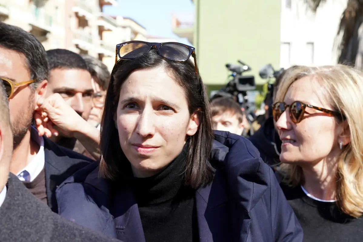 Elly Schlein in visita a Crotone per rendere omaggio alle vittime della strage di Steccato di Cutro