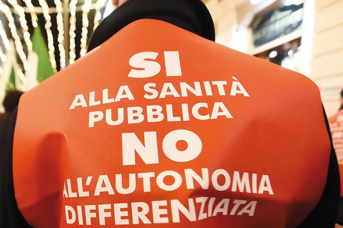 VIA SPARANO MANIFESTAZIONE CGIL E UIL PUGLIA CONTRO L\\'AUTONOMIA DIFFERENZIATA A DIFESA DELL\\'UNITA\\' DEL PAESE SI ALLA PUBBLICA NO ALL\\'AUTONOMIA DIFFERENZIATA CGIL SPI PUGLIA , IMAGOECONOMICA