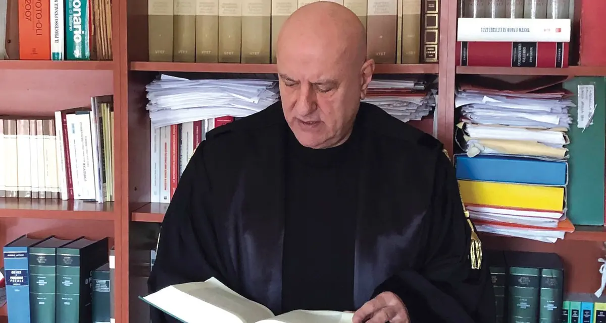 Legale a giudizio: notizia alla stampa, poi a lui, of course