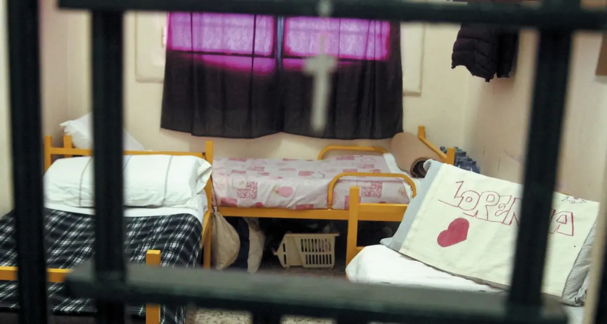 Covid in carcere, comincia a diffondersi il virus e il sovraffolamento cresce