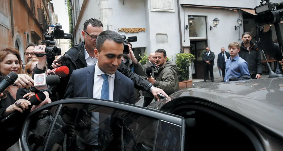 Correnti, tradimenti e mediazioni: il Movimento è quasi un partito