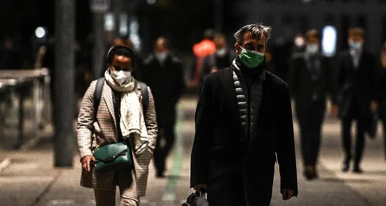 Delta e Omicron, due epidemie parallele da distinguere. Parola di immunologo