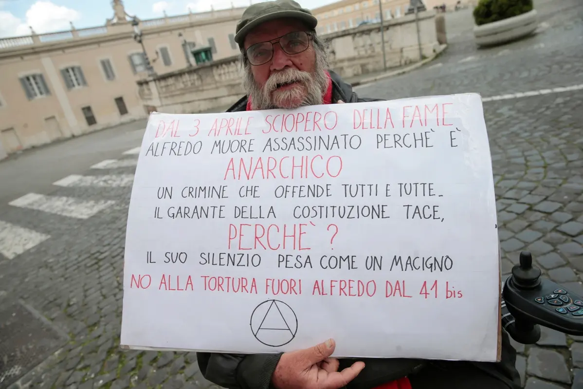 Lello Valitutti protesta ogni giorno con un cartello davanti al quirinale per chiedere un intervento del Presidente della Repubbluca, da qualche giornio in sciopero della fame