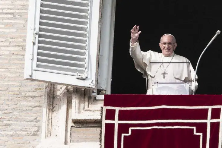 Papa Francesco si affaccia dal terzo piano del palazzo apostolico da dove ieri ha recitato, come ogni domenica, la preghiera dell\\'Angelus