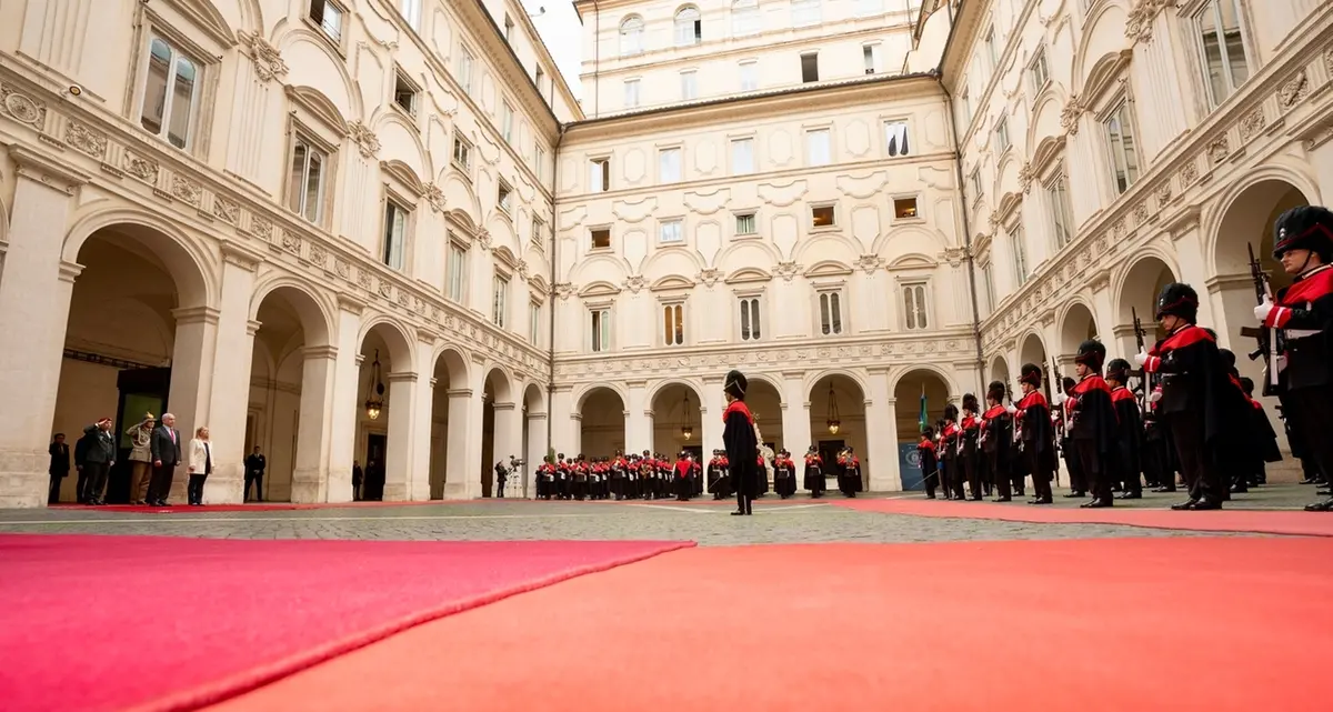 Migranti, Meloni chiama a rapporto Piantedosi, Crosetto e i servizi segreti