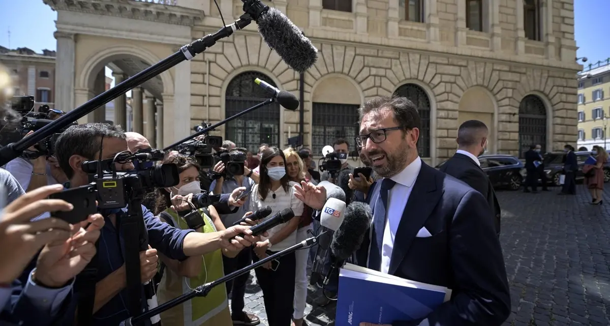 Finalmente una spallata all’inutile totem dell’abuso d’ufficio