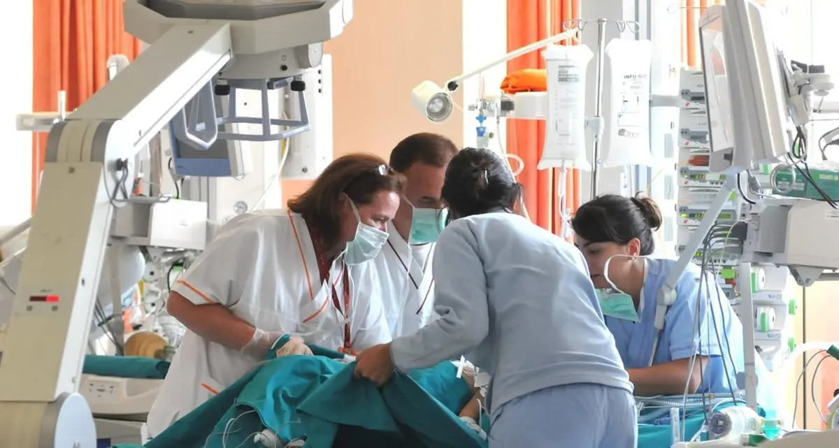 Covid, 130 i decessi in un giorno, ma le terapie intensive cominciano a svuotarsi