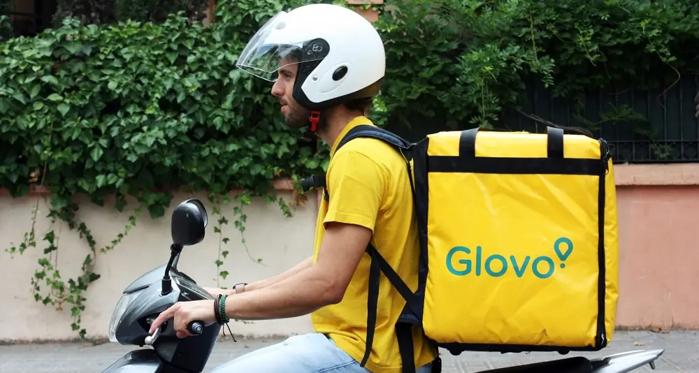 Un giudice decide l'assunzione a tempo pieno di un rider di Glovo