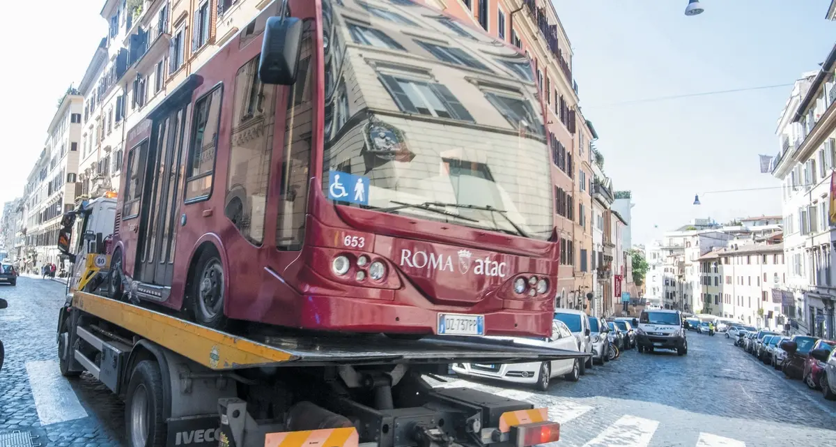 Roma, a che ora arriva il bus? Il Titanic permanente della città che affonda