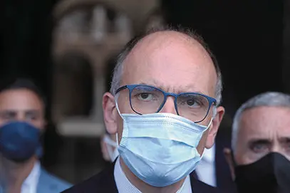 Politica spaccata sui profughi. Tra i corridoi umanitari e l\\u2019aiutiamoli a casa loro