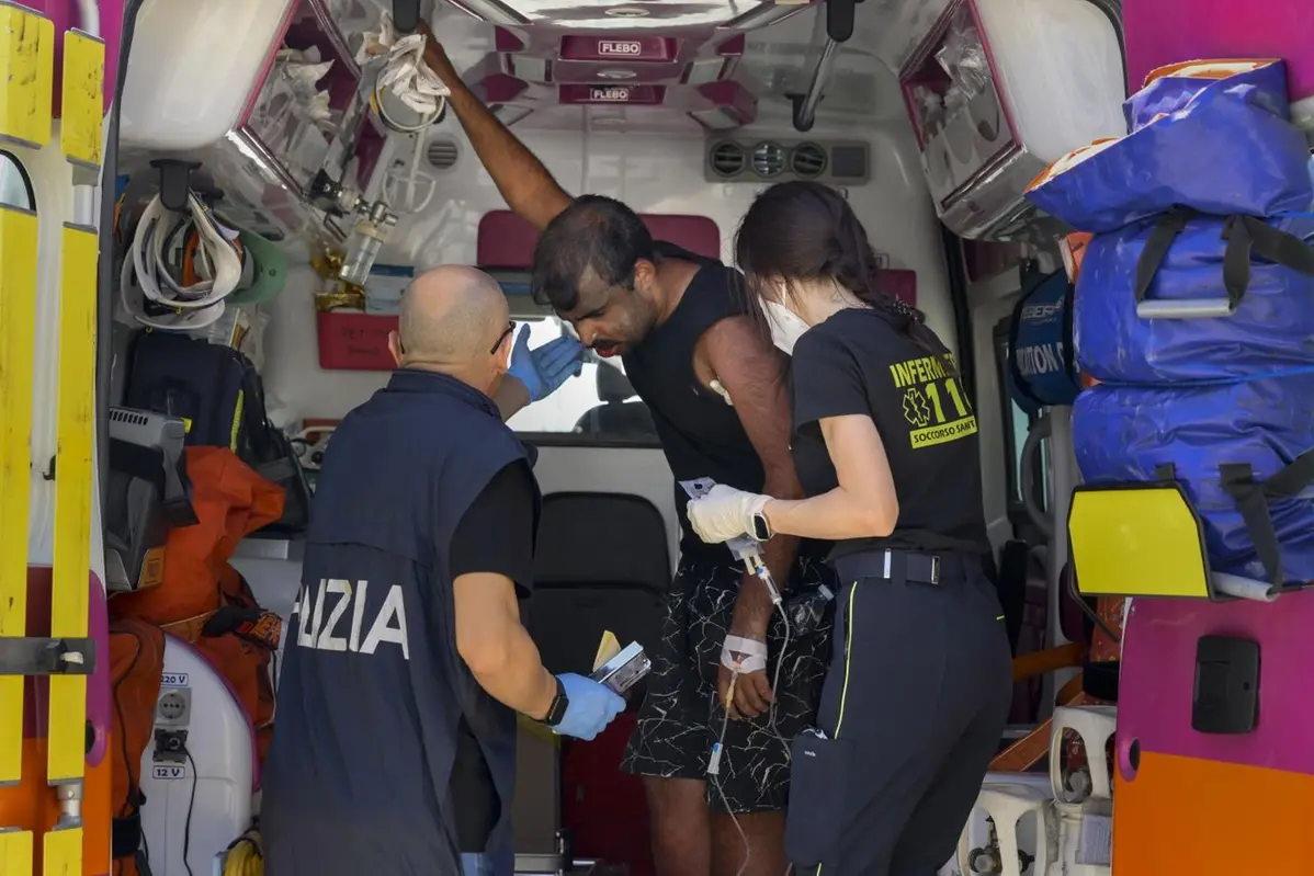 Soccorritori a Roccella Jonica mentre curano i sopravvisuti , LaPresse