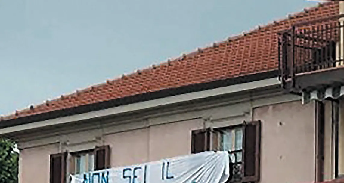 Se lo striscione non è biodegradabile turba il comizio