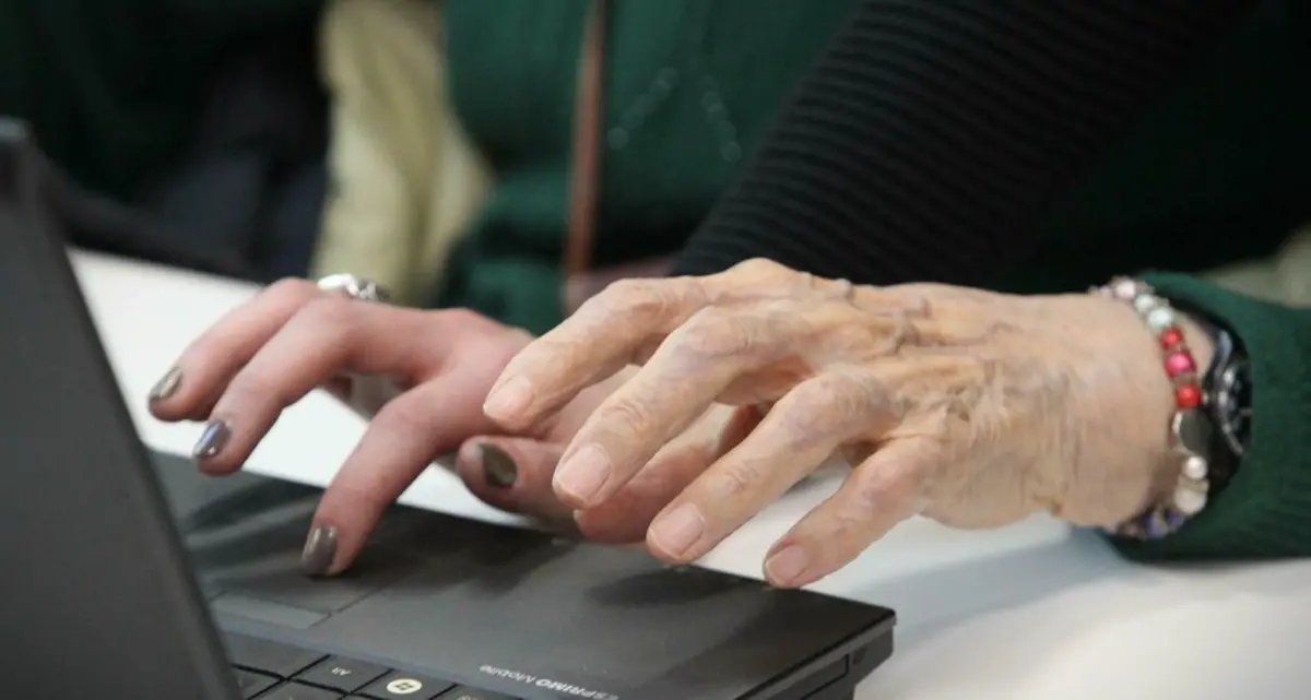 L’udienza in remoto non è un processo ci somiglia soltanto e lo schermo nasconde