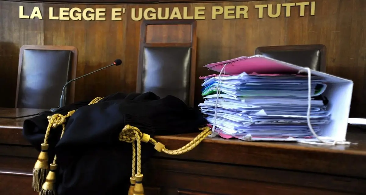 Da infallibili a esclusi. L’analogia tra leghisti e giudici di “Mi”