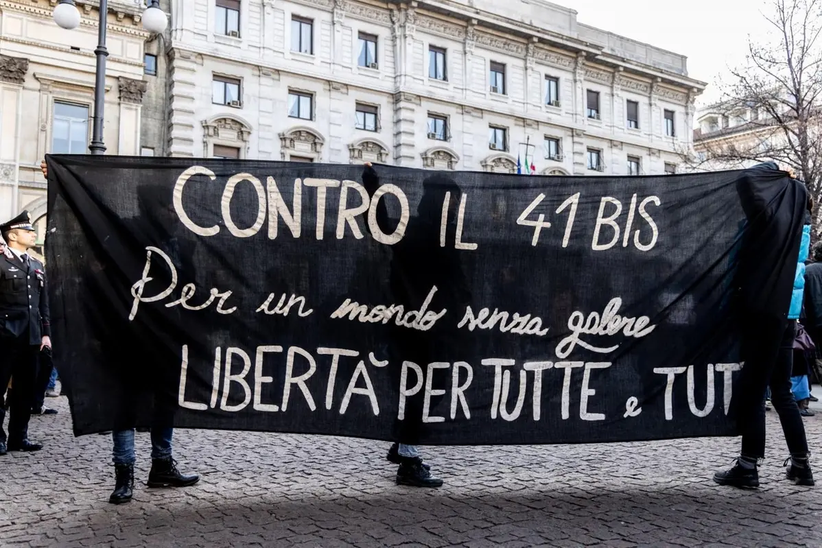 Uno striscione in favore di Alfredo Cospito detenuto al 41 bis