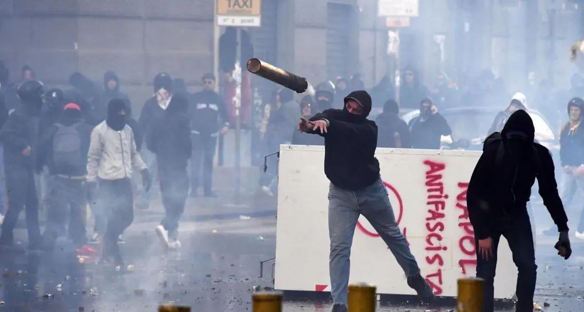 Guerriglia urbana a Napoli per l'arrivo di Salvini